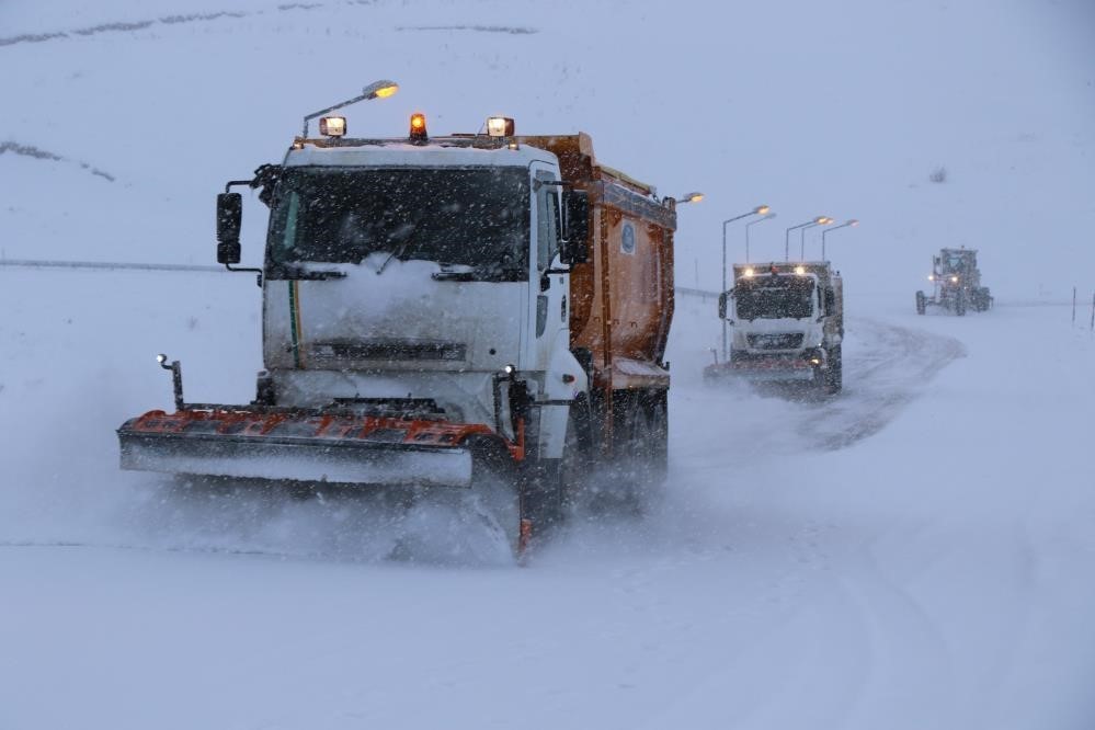 Erzincan’da kar ve tipi etkili oldu, eğitime ara verildi