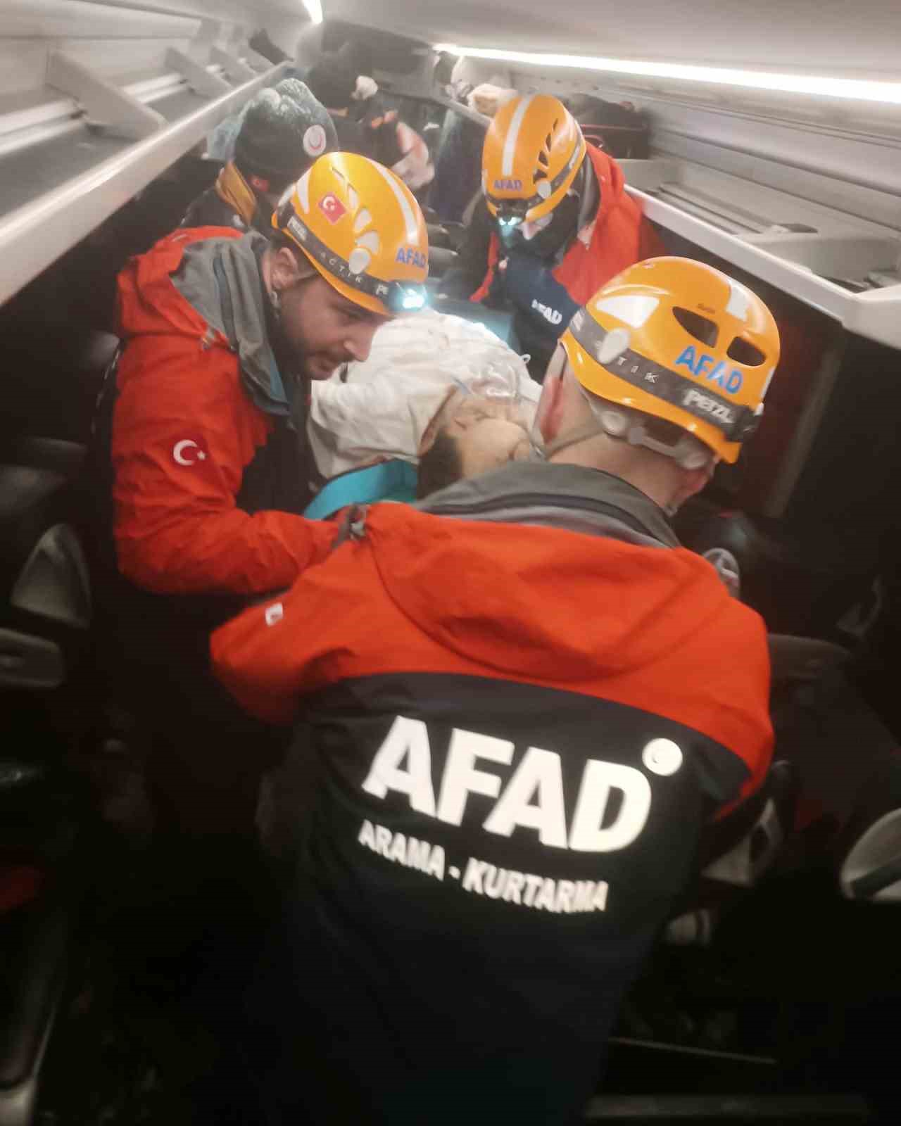 Tıra arkadan çarpan otobüs şoförü hayatını kaybetti, 13 yaralı
