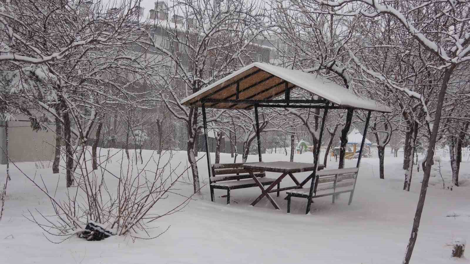 Bitlis&rsquo;te kar yağışından dolayı 111 k&ouml;y yolu ulaşıma kapandı
