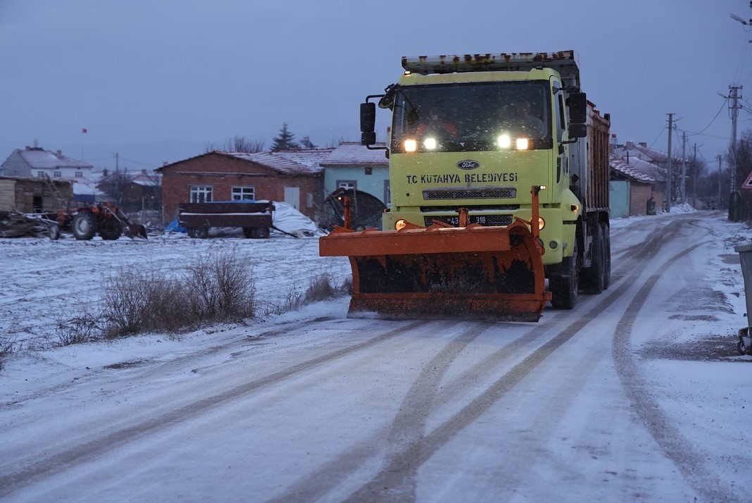 Kütahya Belediyesi’nden kış mesaisi, ekipler sahada
