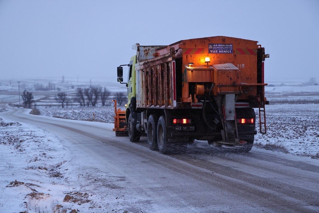 K&uuml;tahya Belediyesi&rsquo;nden kış mesaisi, ekipler sahada
