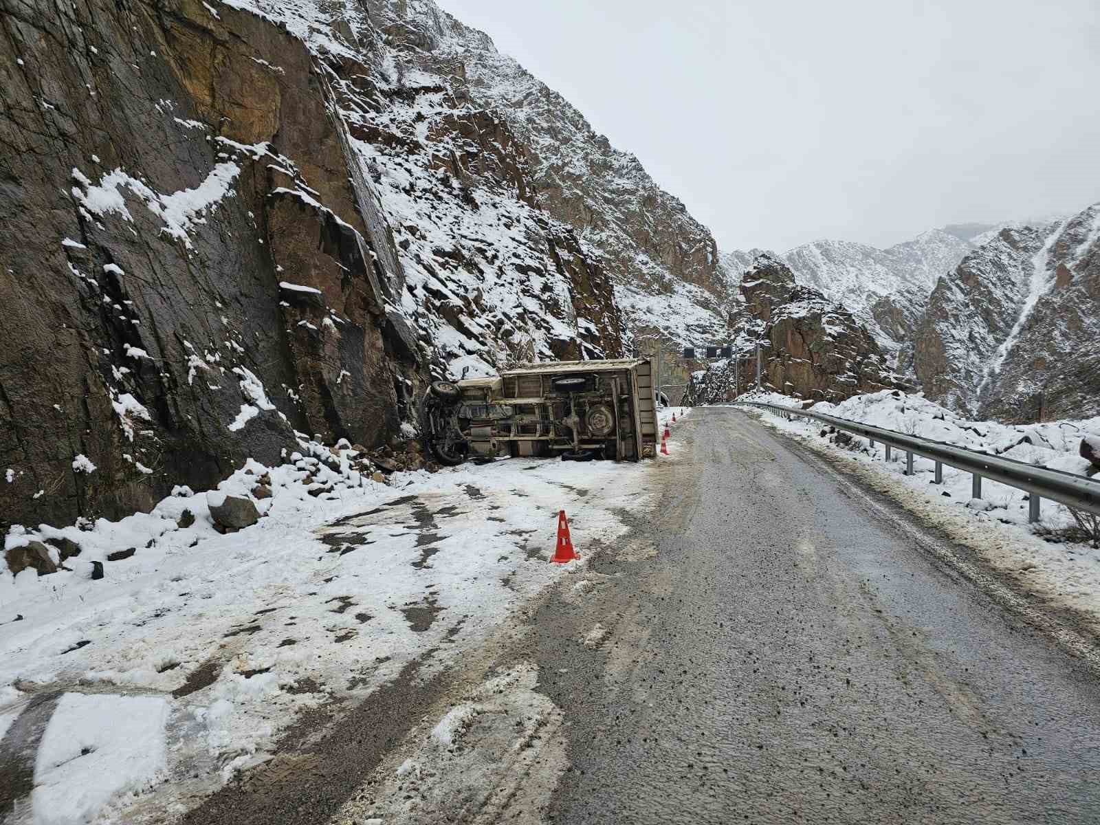 Erzurum’da kamyonet kayalıklara çarptı: 1 yaralı