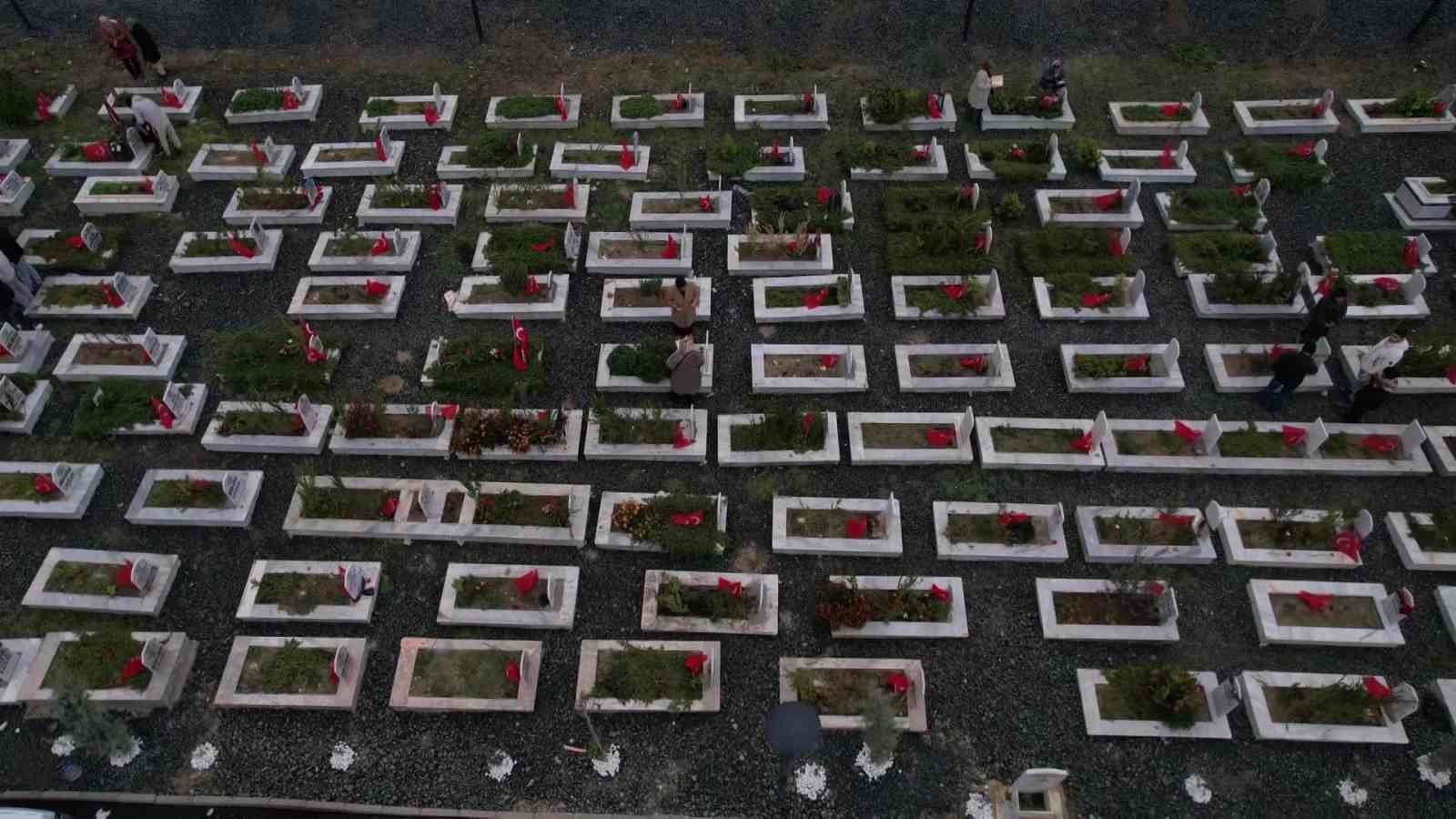 Hatay’da deprem şehitleri mezarlığındaki yoğunluk havadan görüntülendi