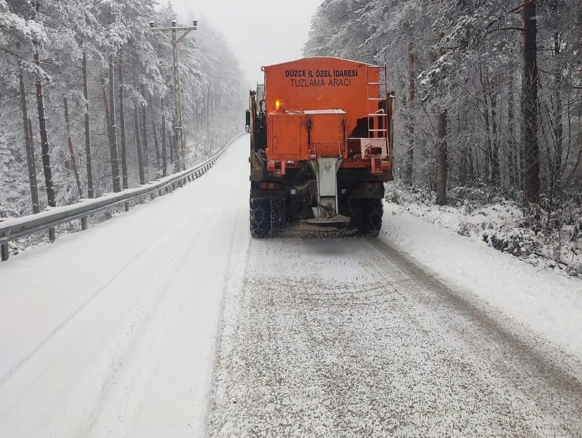 Düzce’de 5 köy yolu ulaşıma kapandı
