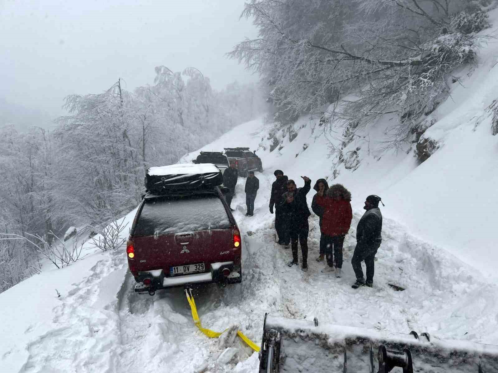 Karda mahsur kalanlar kurtarıldı