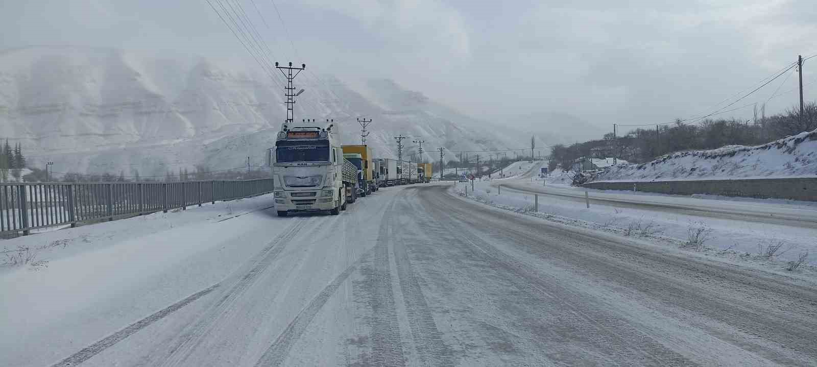 Yoğun kar ve tipi Sivas’ta ulaşımı aksatıyor
