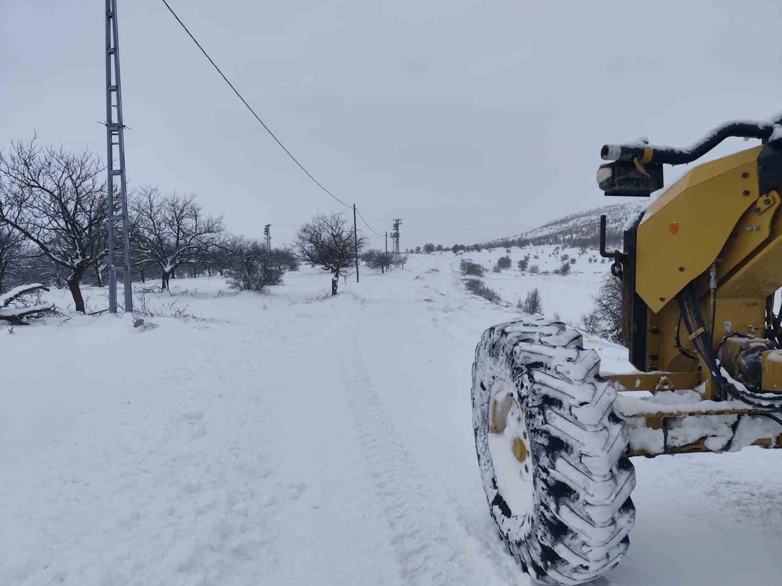 Malatya’da kar yağışı dolayısıyla çok sayıda köy yolu ulaşıma kapandı