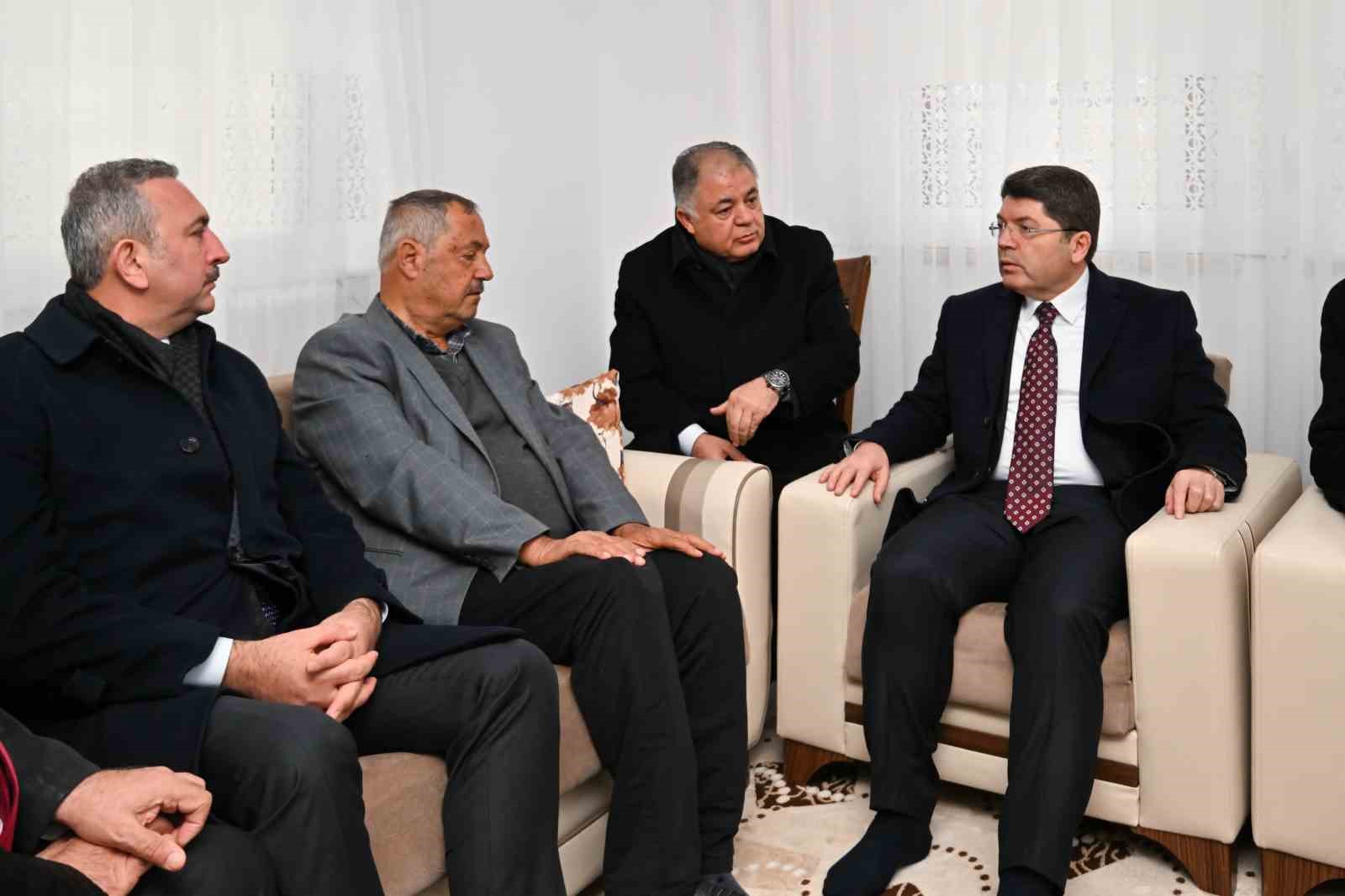 Bakan Tunç, Nurdağı’nda depremzede ailelerle bir araya geldi