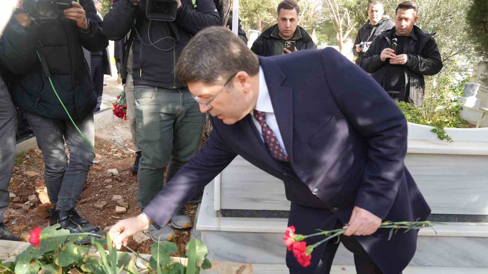 Bakan Tunç, Nurdağı’nda deprem şehitliğine karanfil bıraktı
