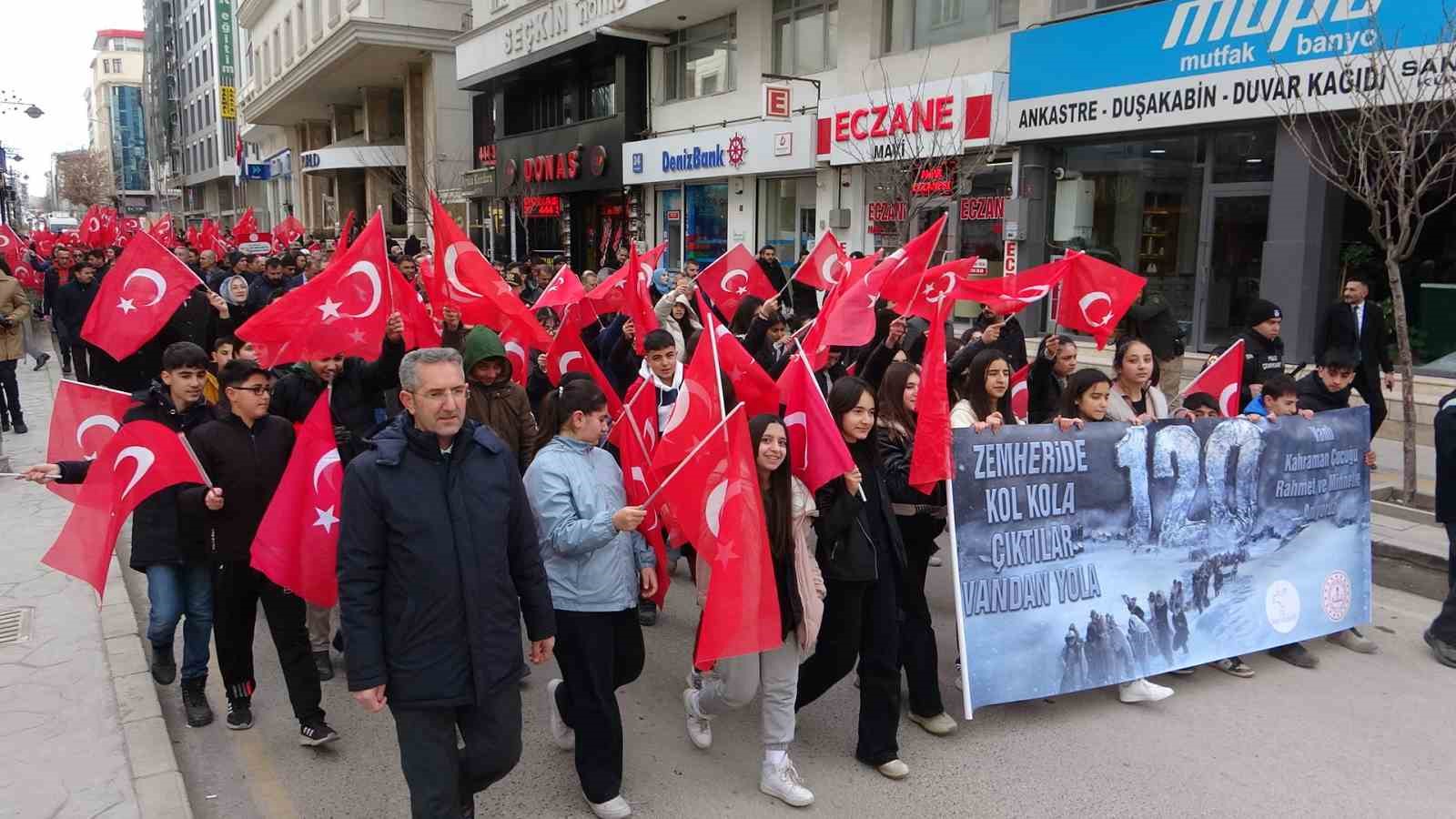 Van’da "120 kahraman çocuk" anısına yürüyüş düzenlendi
