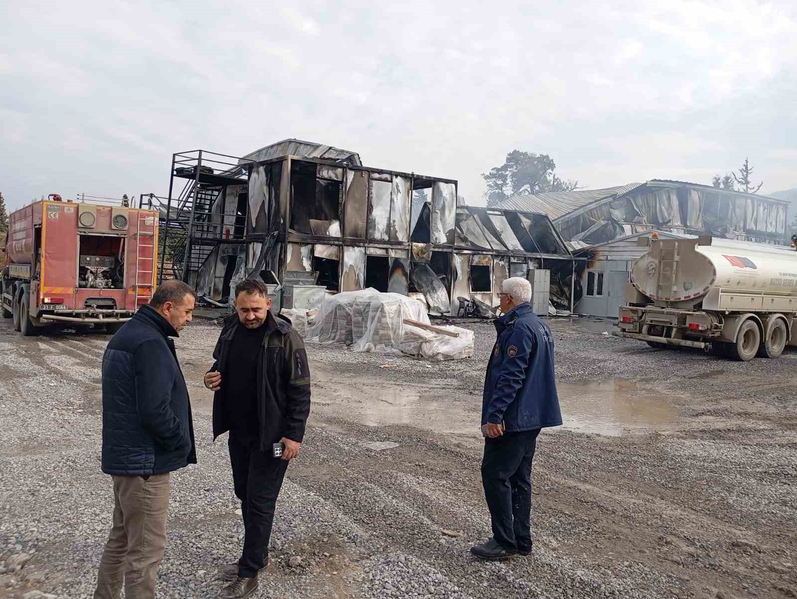 Hatay&rsquo;da konteyner yemekhane alevlere teslim oldu
