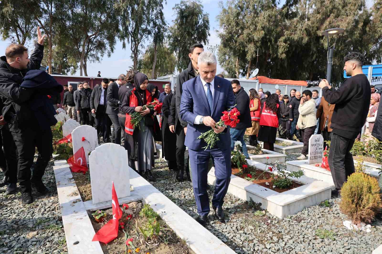 Bakanlar Hatay’da Deprem Şehitliğinde acılara ortak oldu