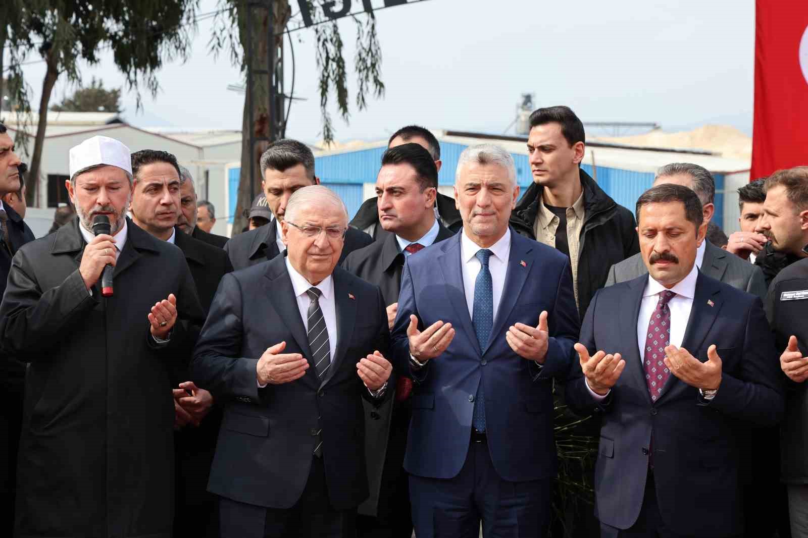 Bakanlar Hatay&rsquo;da Deprem Şehitliğinde acılara ortak oldu
