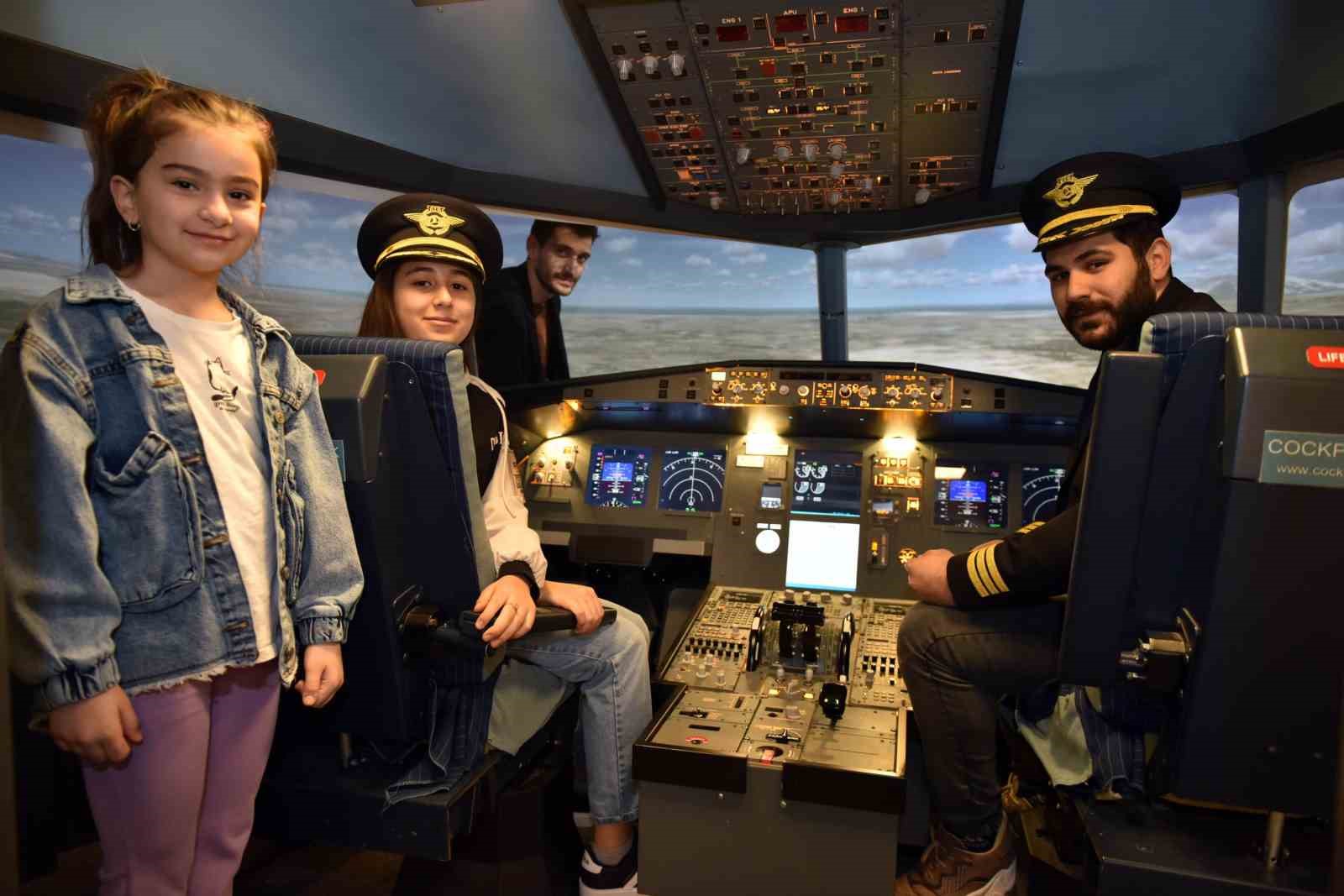 Kepez’de çocuklar simülasyonla yolcu uçağı kullandı