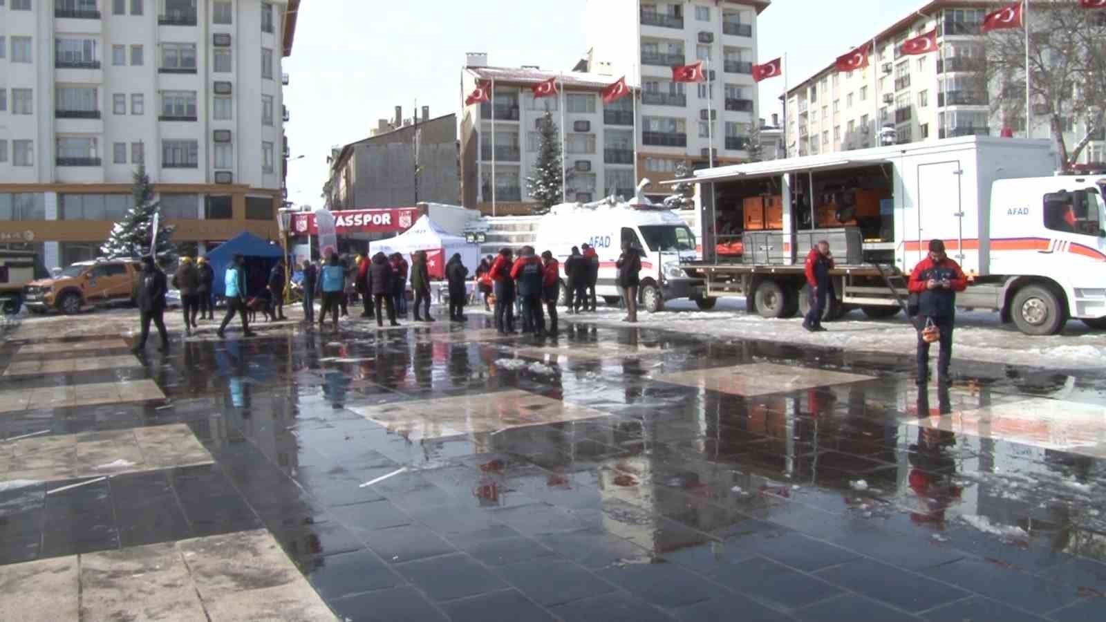 Sivas’ta deprem şehitleri anıldı