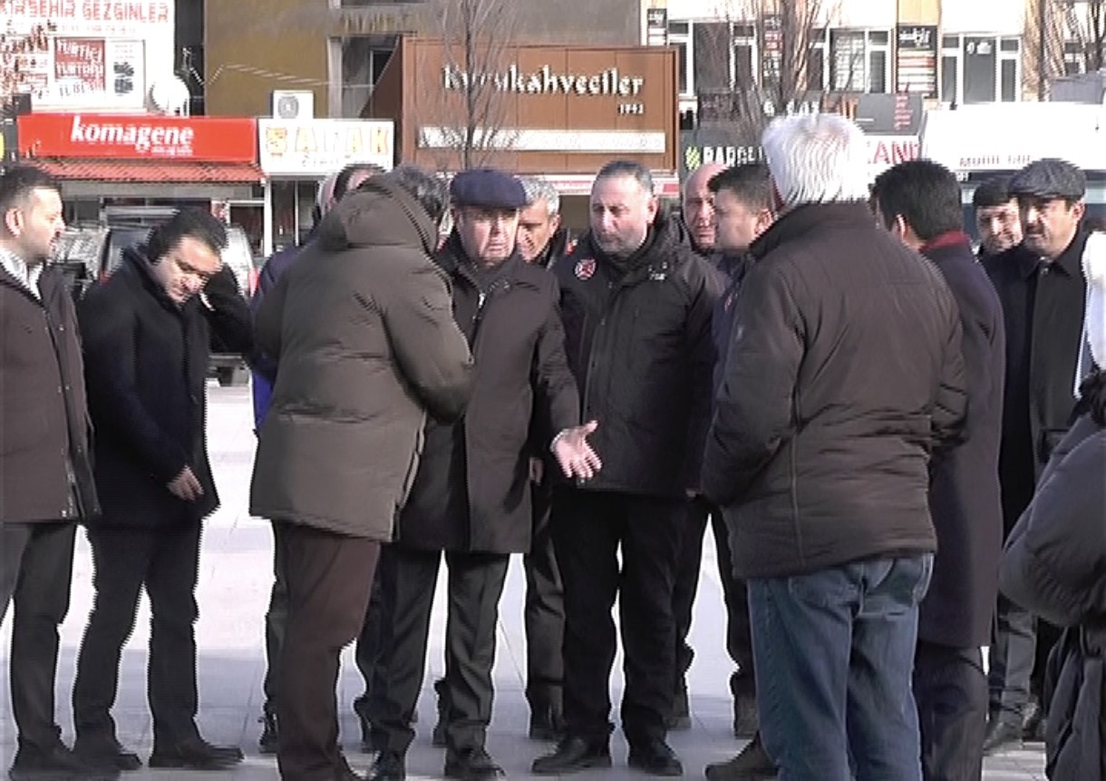 Kırşehir’de deprem unutuldu, bayrak krizi yaşandı