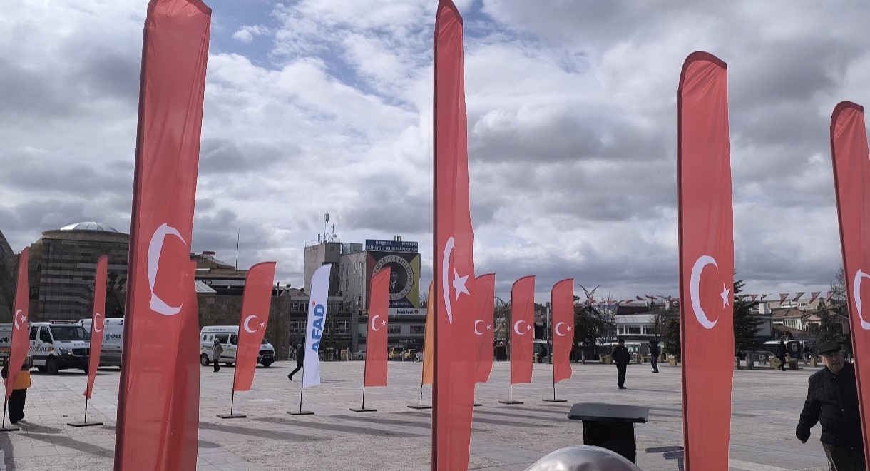 Kırşehir&rsquo;de deprem unutuldu, bayrak krizi yaşandı
