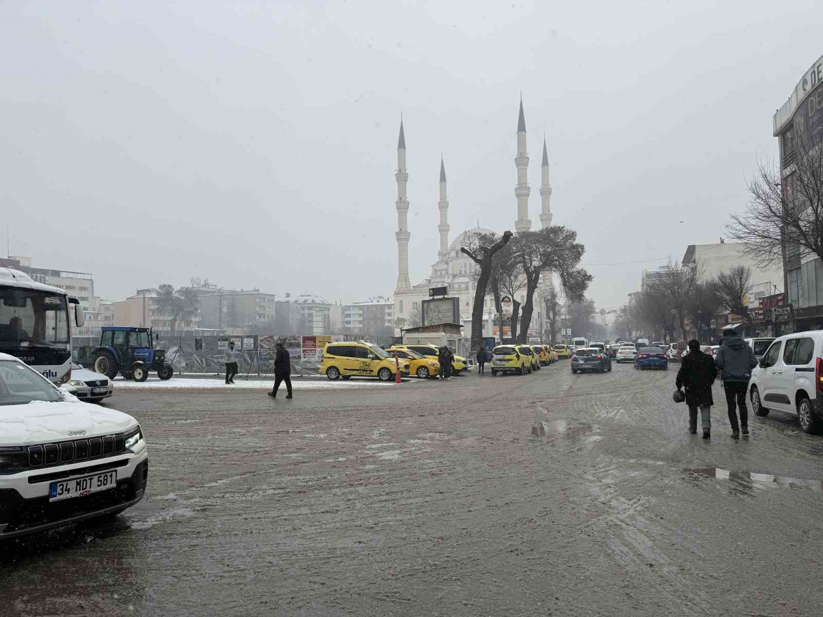 Iğdır’a beklenen kar yağışı başladı