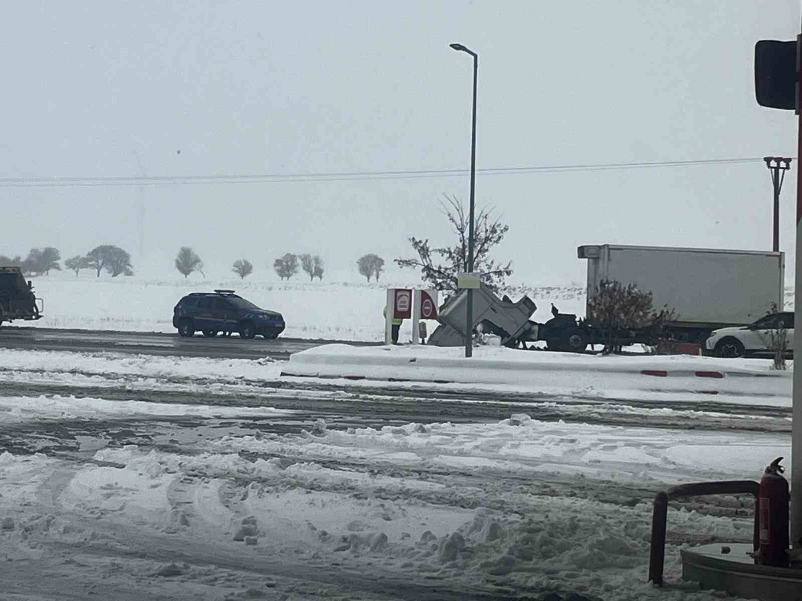 Tatvan’da 3 kişinin yaralandığı kaza anı kamerada