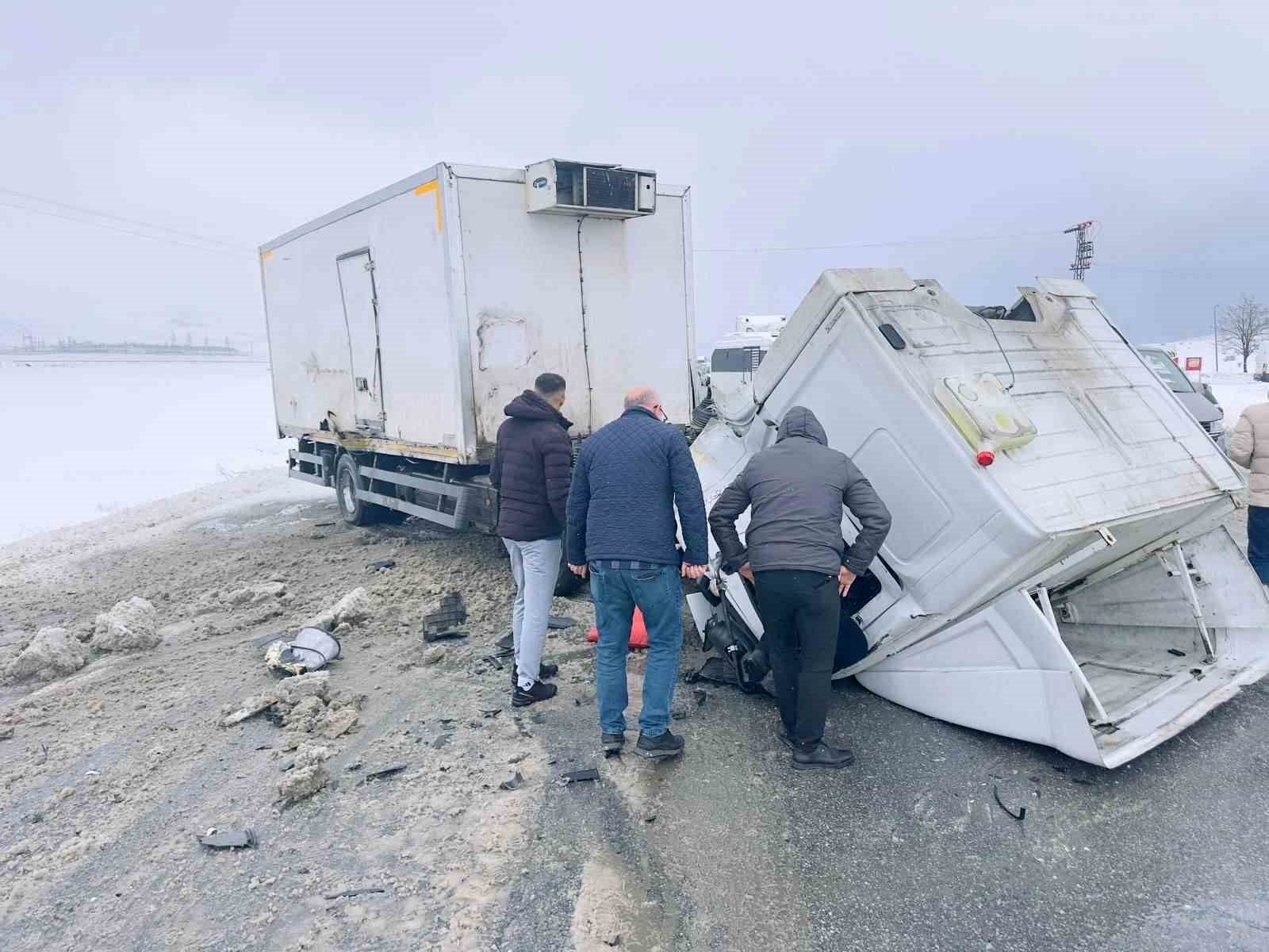 Tatvan&rsquo;da 3 kişinin yaralandığı kaza anı kamerada
