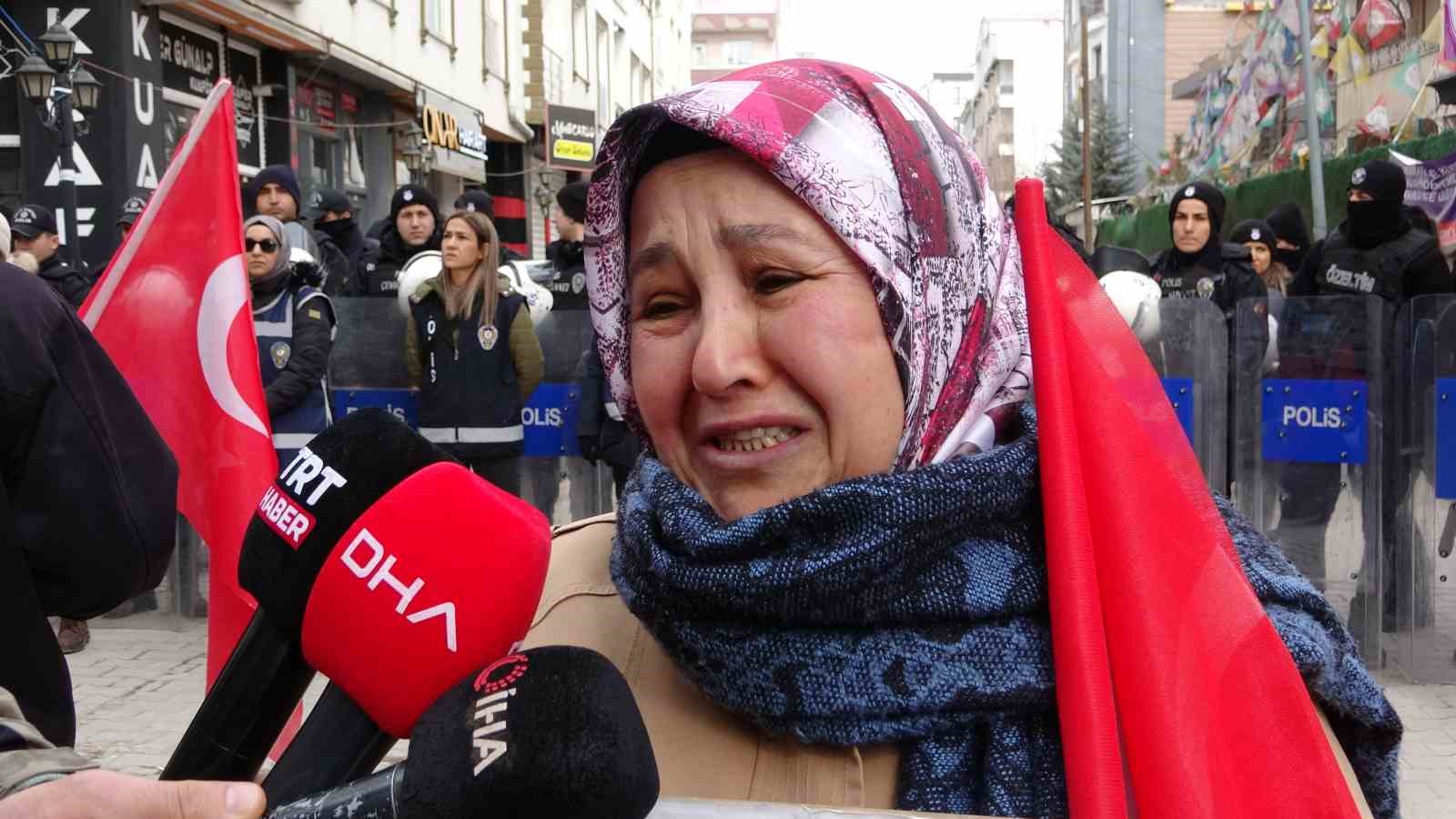 Eylemlere katılan Bitlisli anne: "Evladımın &ouml;l&uuml;m haberini g&ouml;nderdiler"
