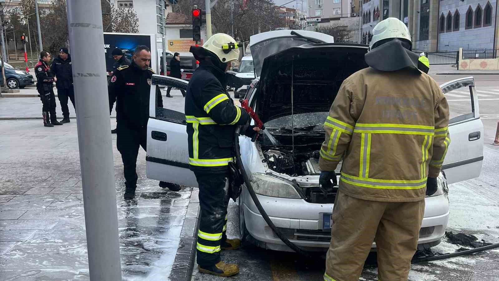 Kırıkkale&rsquo;de aynı saatte depo ve ara&ccedil; yangını
