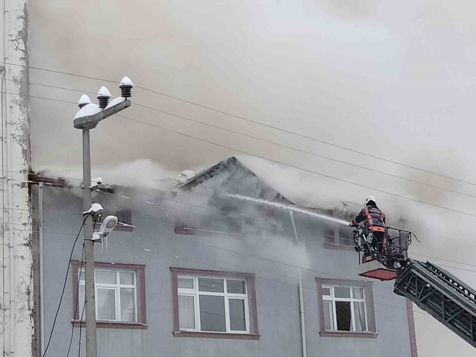 Ordu&rsquo;da 3 katlı apartmanın &ccedil;atı katı alevlere teslim oldu
