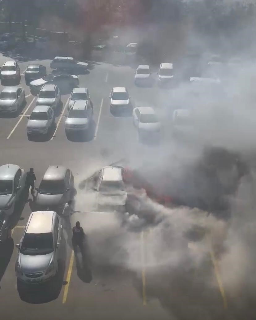 Hastane personelinin aracı alev alev yandı, başhekimden destek geldi
