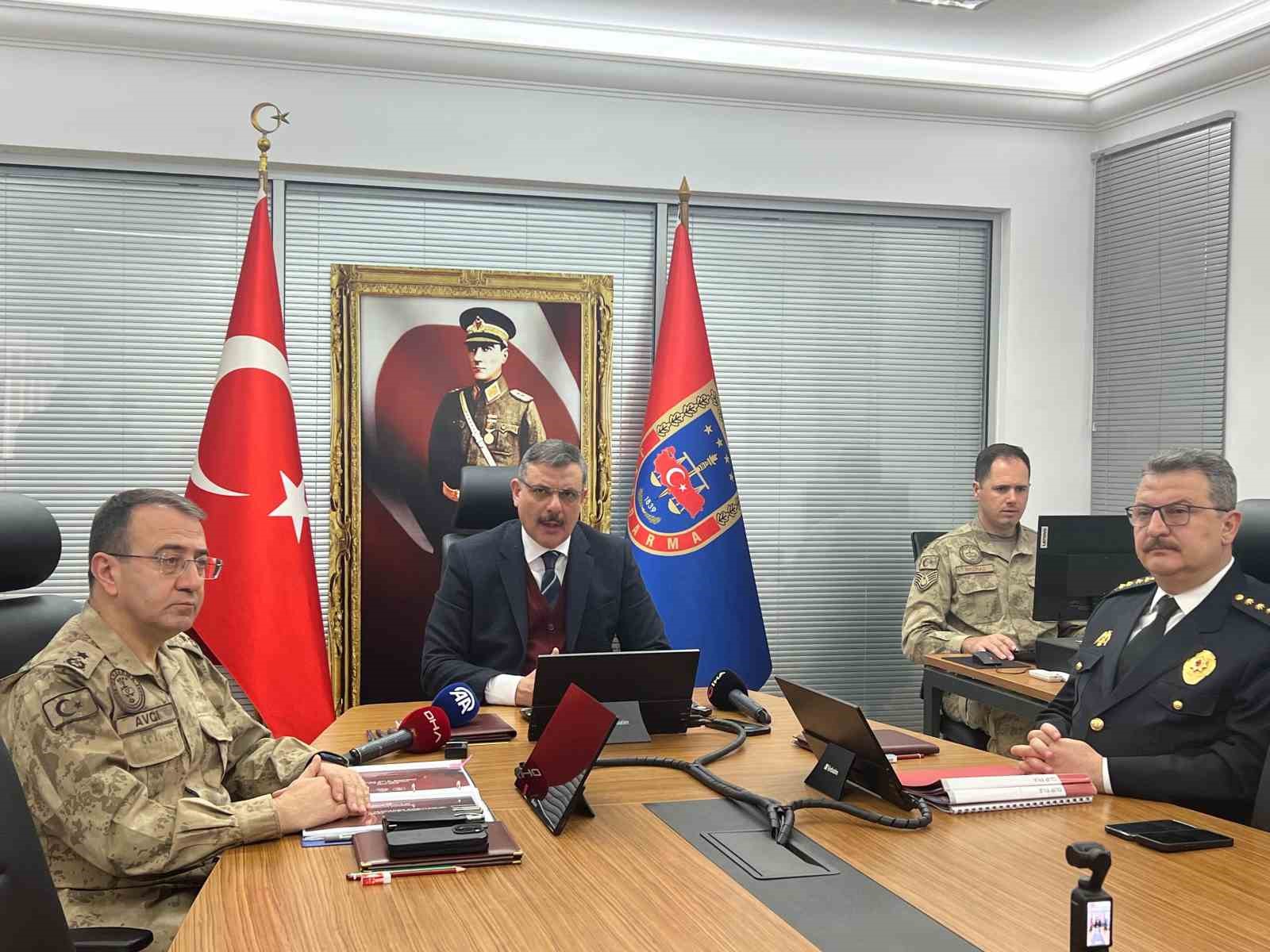 Vali &Ccedil;ift&ccedil;i: "Dolandırıcılar iş başında, onlara kanmayalım"
