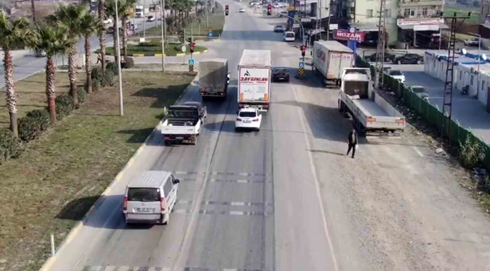 Kırmızı ışıkta durmayan araç sürücüleri drone ile tespit edildi
