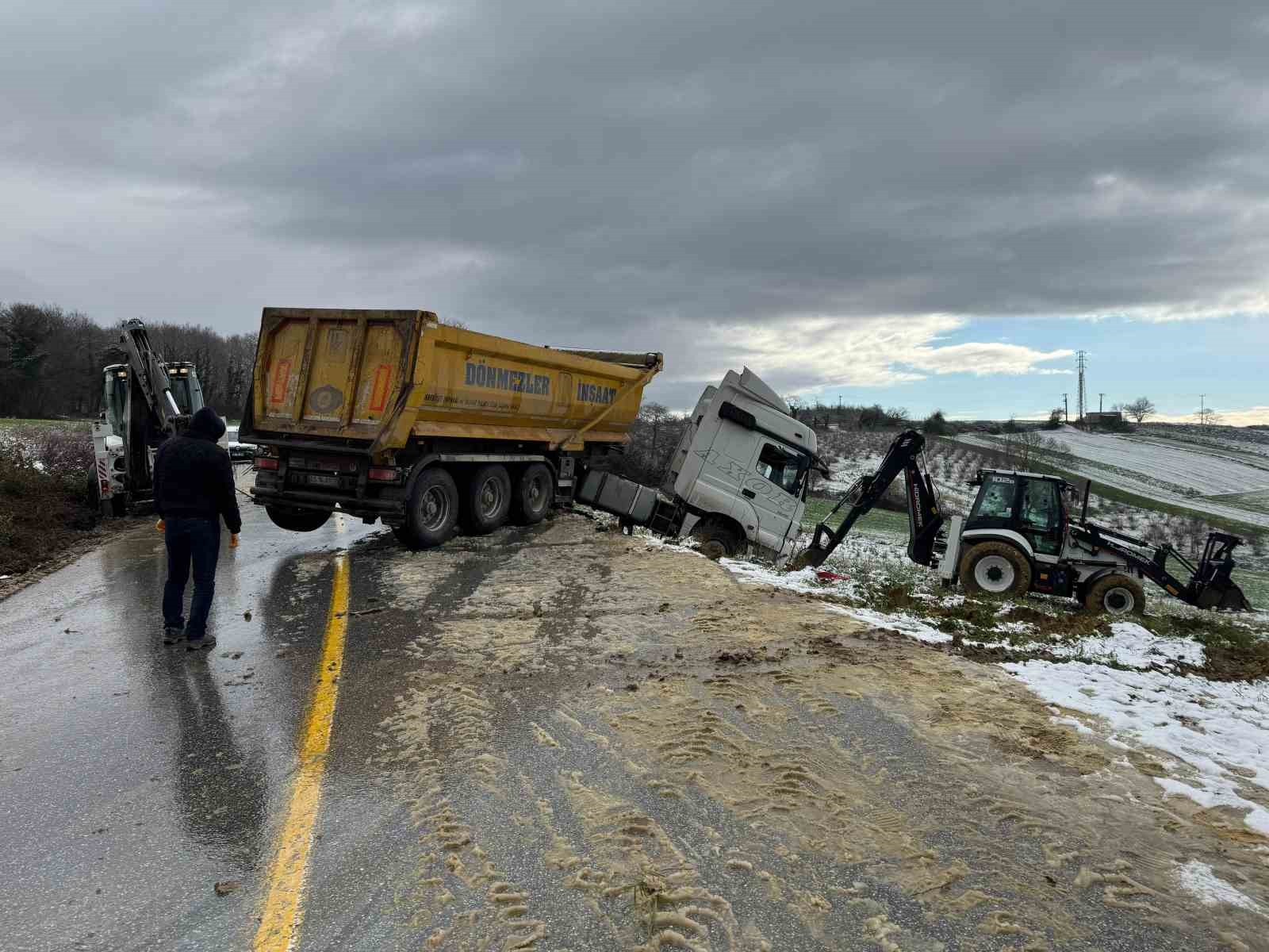 Kar sebebiyle kayan kamyon iş makinesi ile kurtarıldı