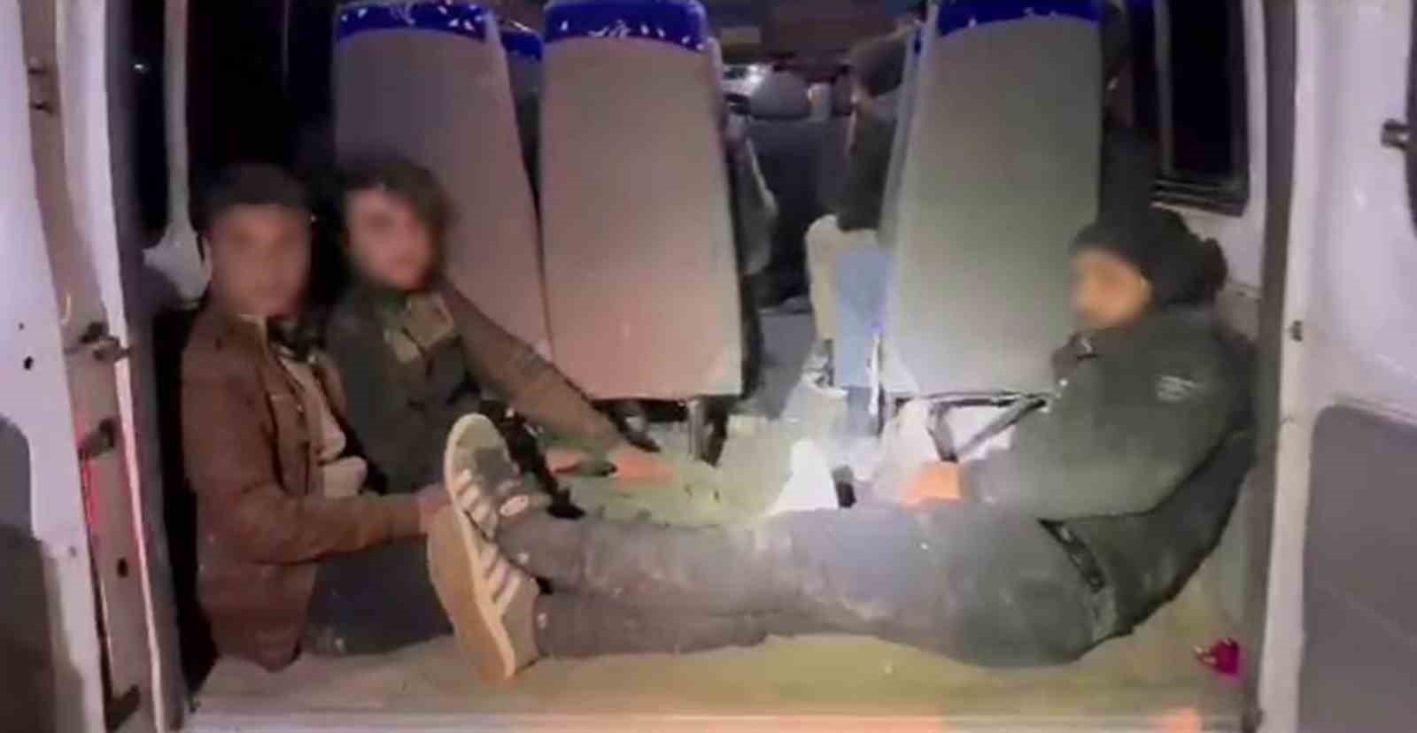 Minib&uuml;sle g&ouml;&ccedil;men ka&ccedil;ıran şahıslar yakayı ele verdi
