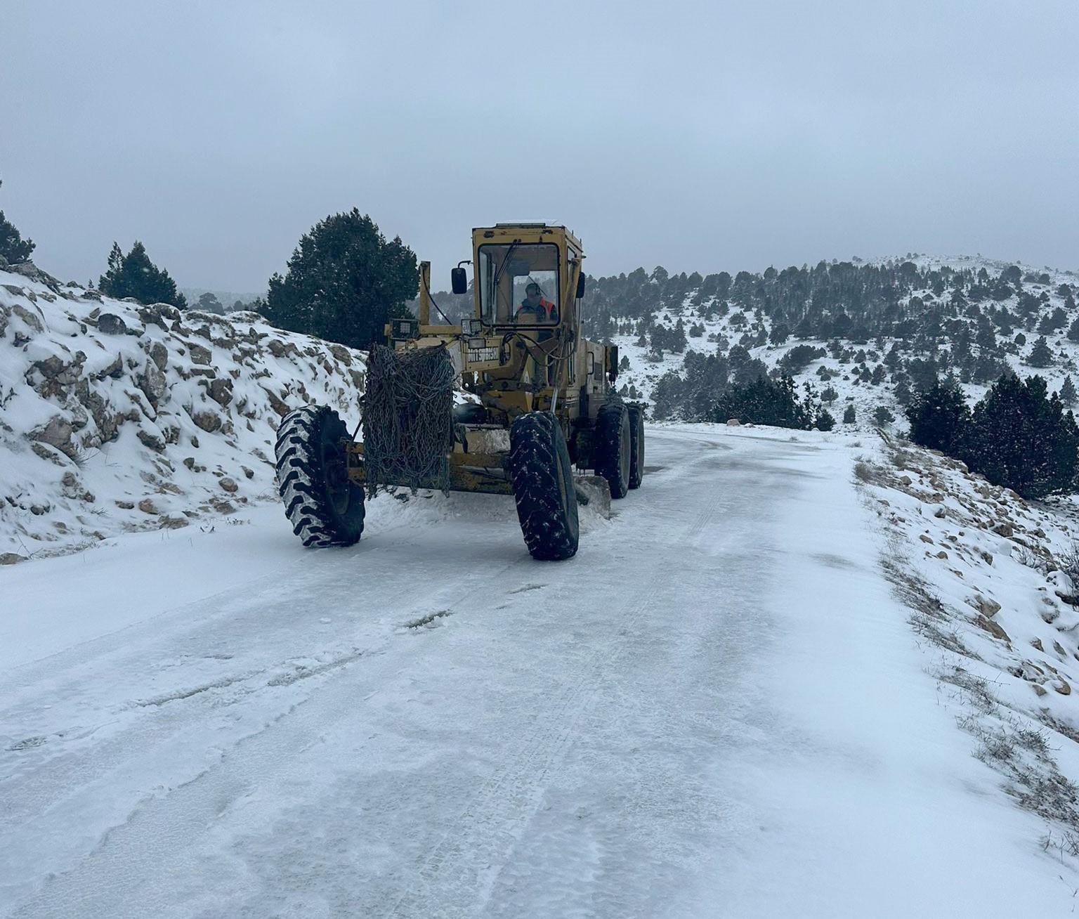 Mersin’de kar ve buzla kaplanan yollar belediye ekiplerince açıldı