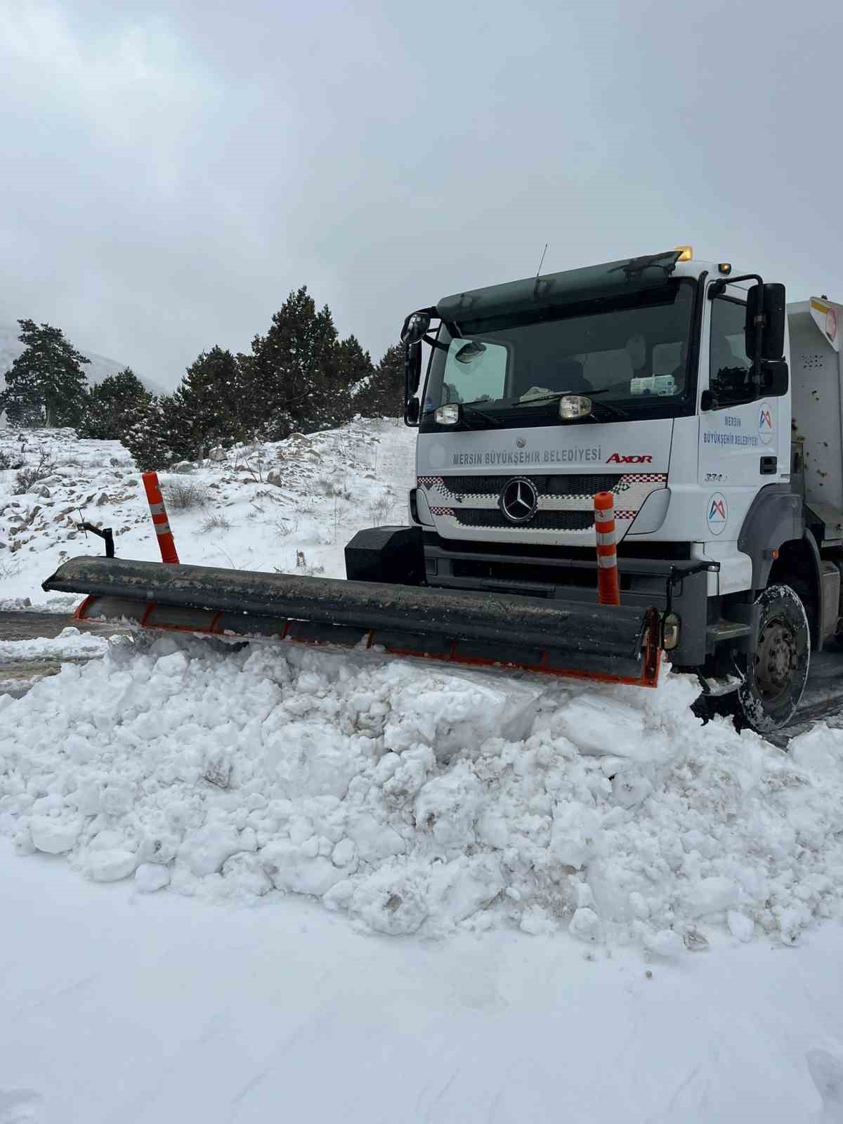 Mersin’de kar ve buzla kaplanan yollar belediye ekiplerince açıldı
