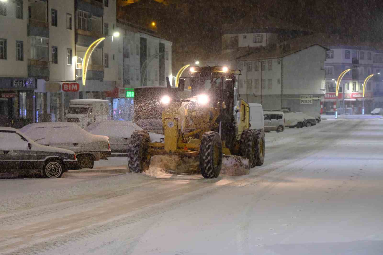 Akdağmadeni Belediyesi karla mücadelede hız kesmiyor