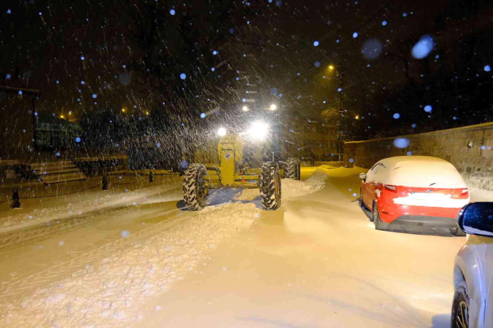 Akdağmadeni Belediyesi karla m&uuml;cadelede hız kesmiyor
