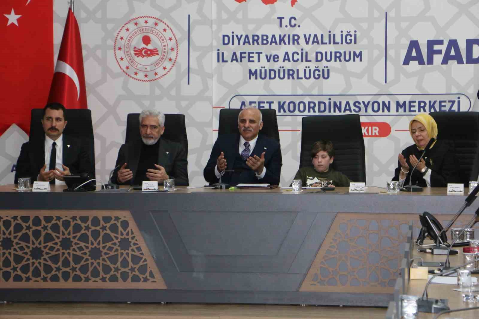 Diyarbakır’da depremde hayatını kaybedenler anıldı