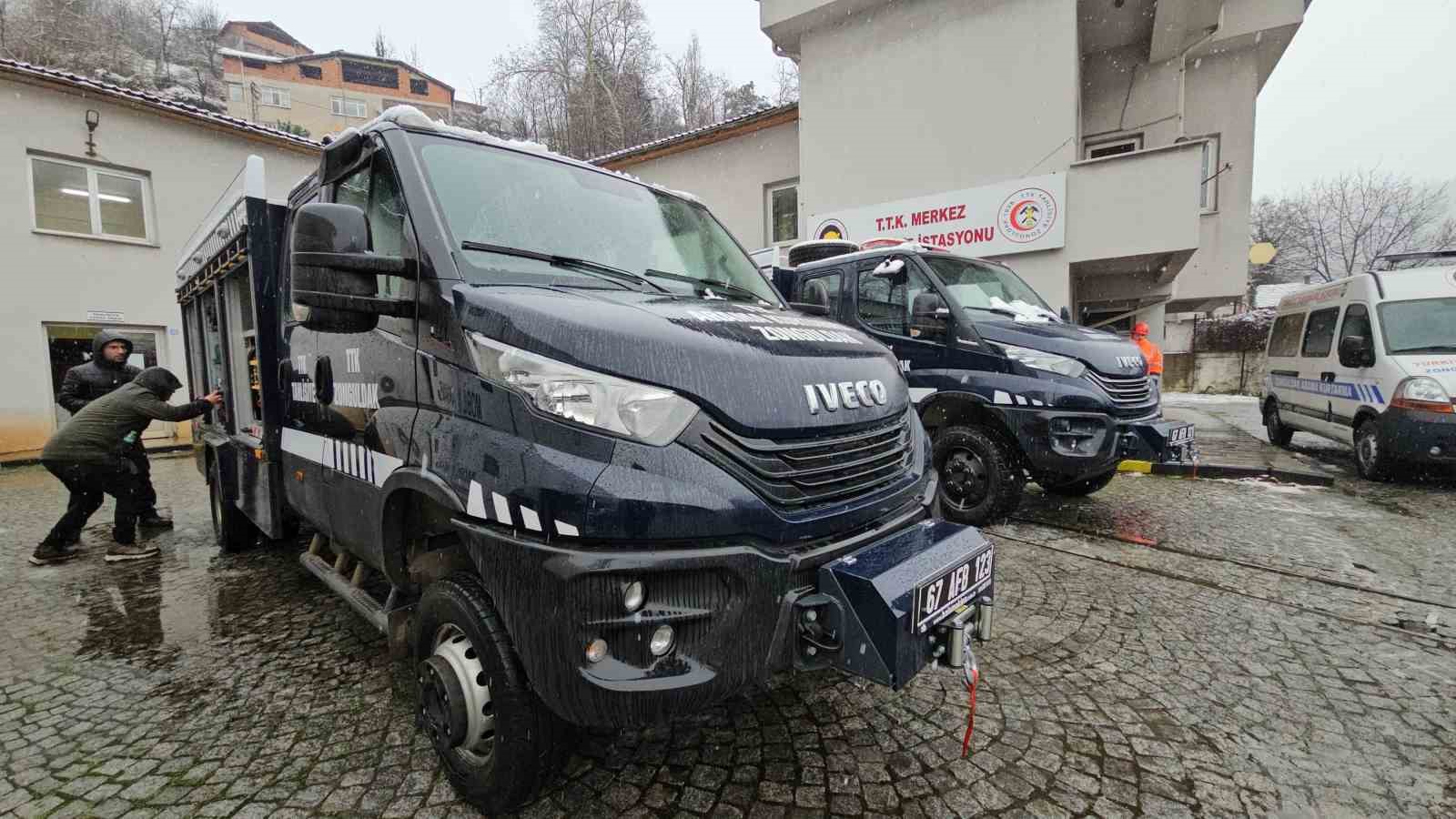 Asrın felaketinde kahramanlıklarıyla g&uuml;ndem olan madencilere tam donanımlı iki ara&ccedil;
