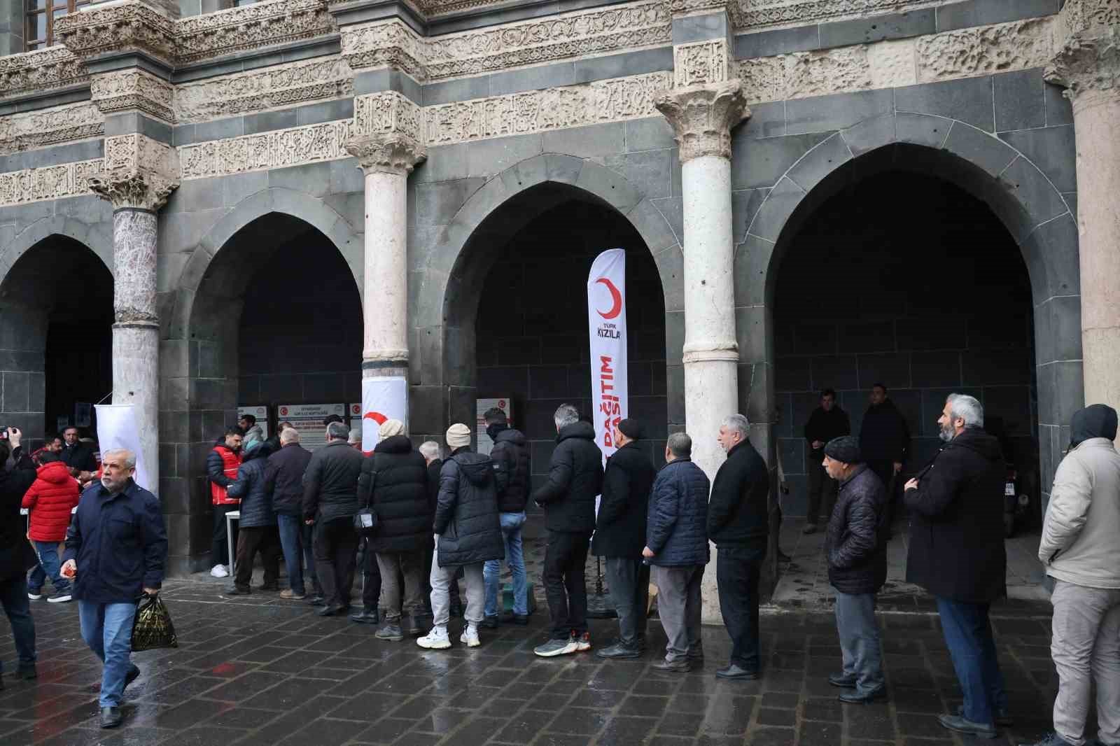 Diyarbakır’da depremde hayatını kaybedenler için Mevlid-i Şerif okundu
