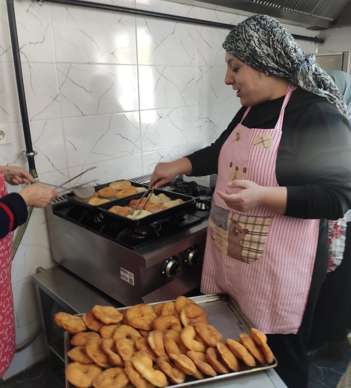 Halk Eğitim kursiyerleri, depremde hayatını kaybedenler için hayır yaptı
