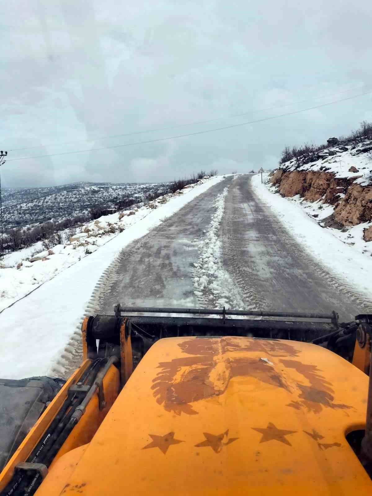 Siirt’te kar nedeniyle kapanan yollar ulaşıma açıldı
