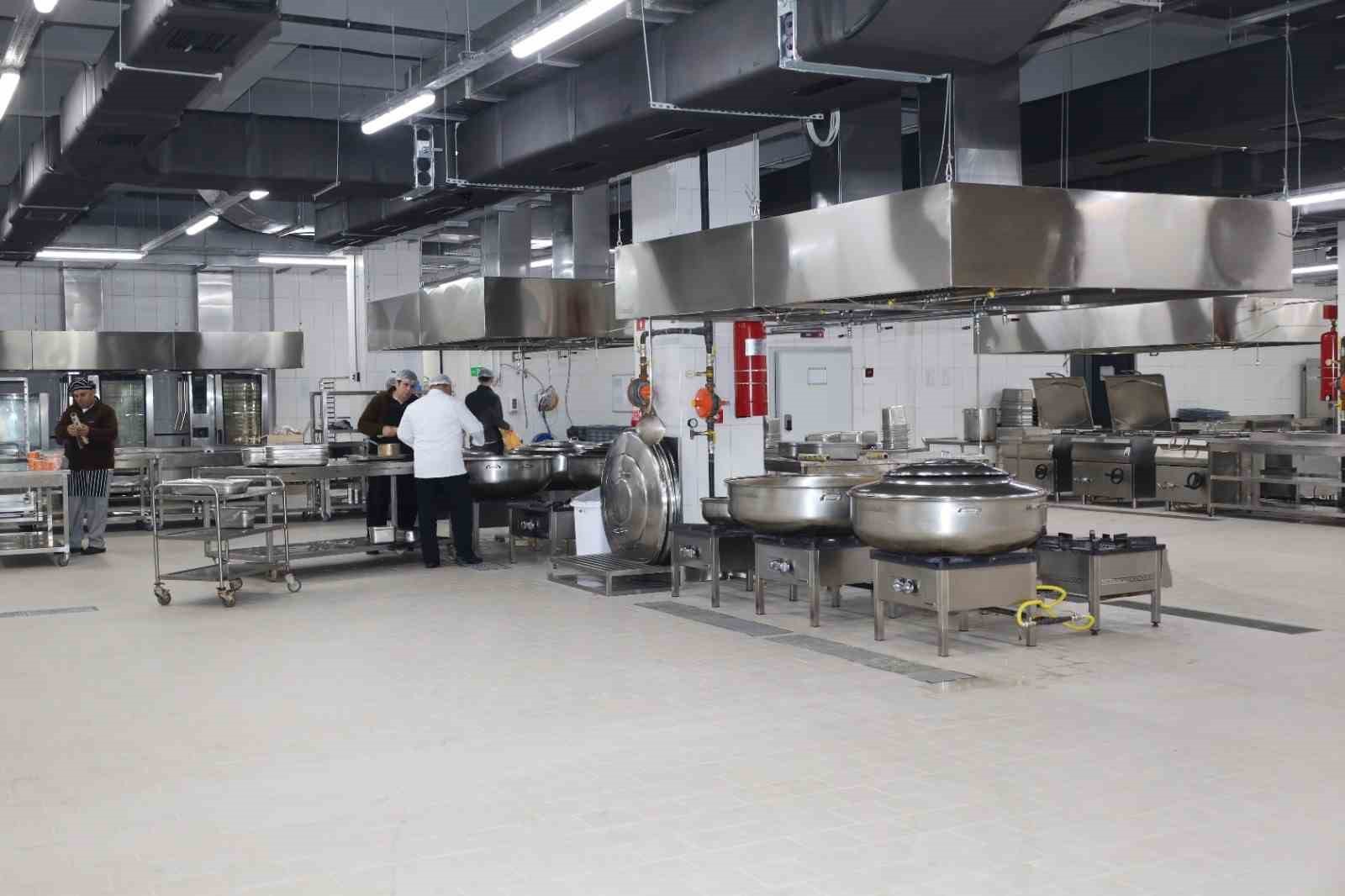 Her gün bin ihtiyaç sahibine yemek