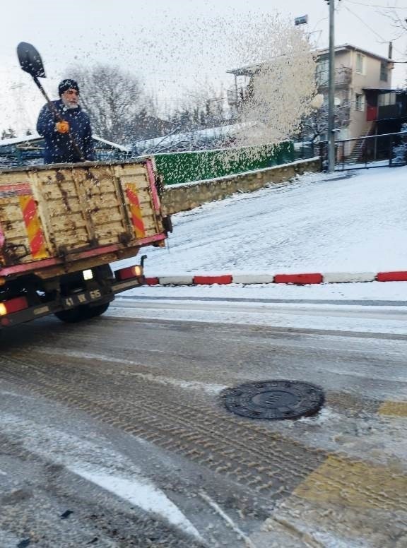 Dilovası’nda yollar buza karşı tuzlanıyor
