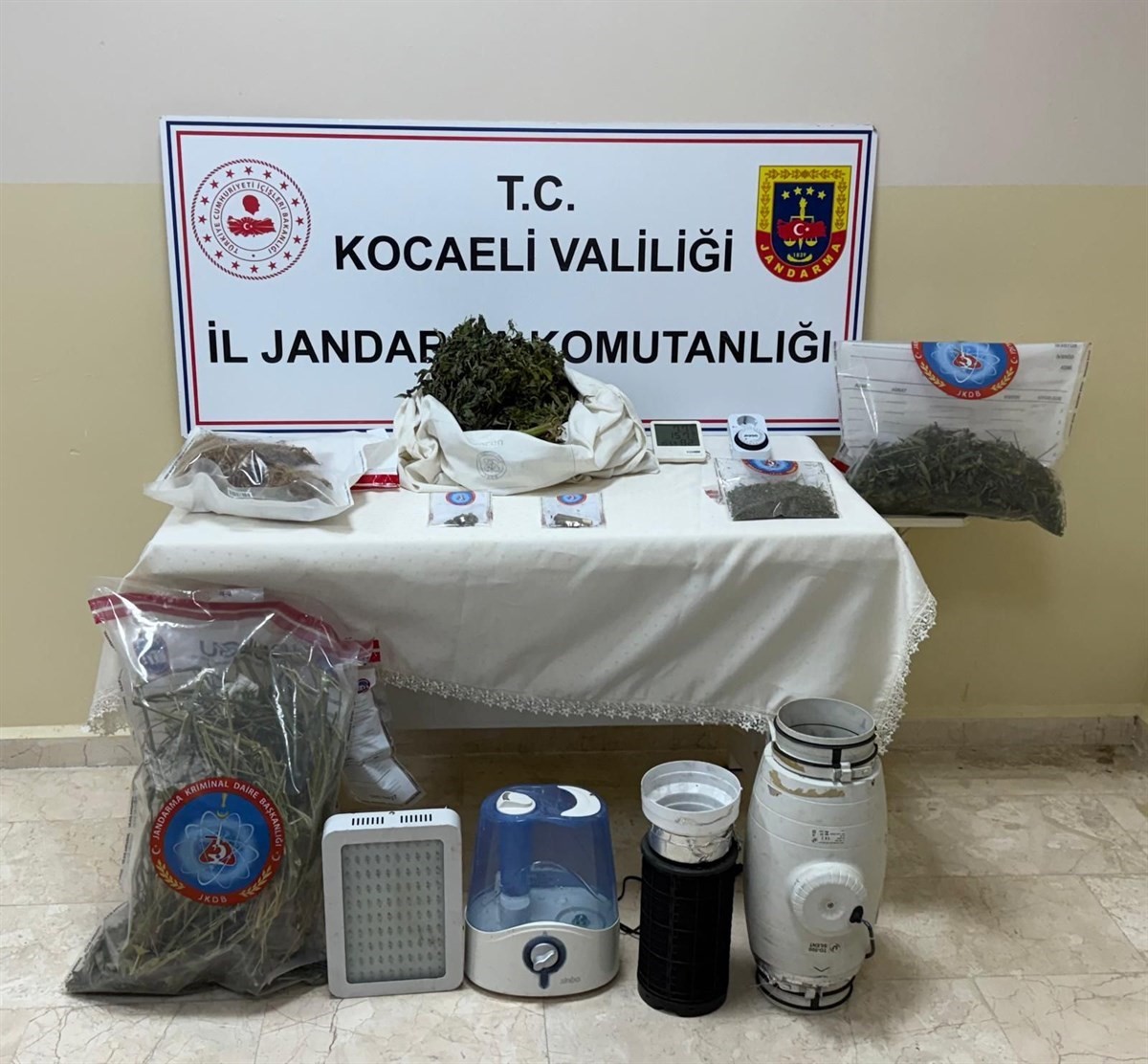 5 adrese uyuşturucu baskını: 4 şüpheli gözaltına alındı
