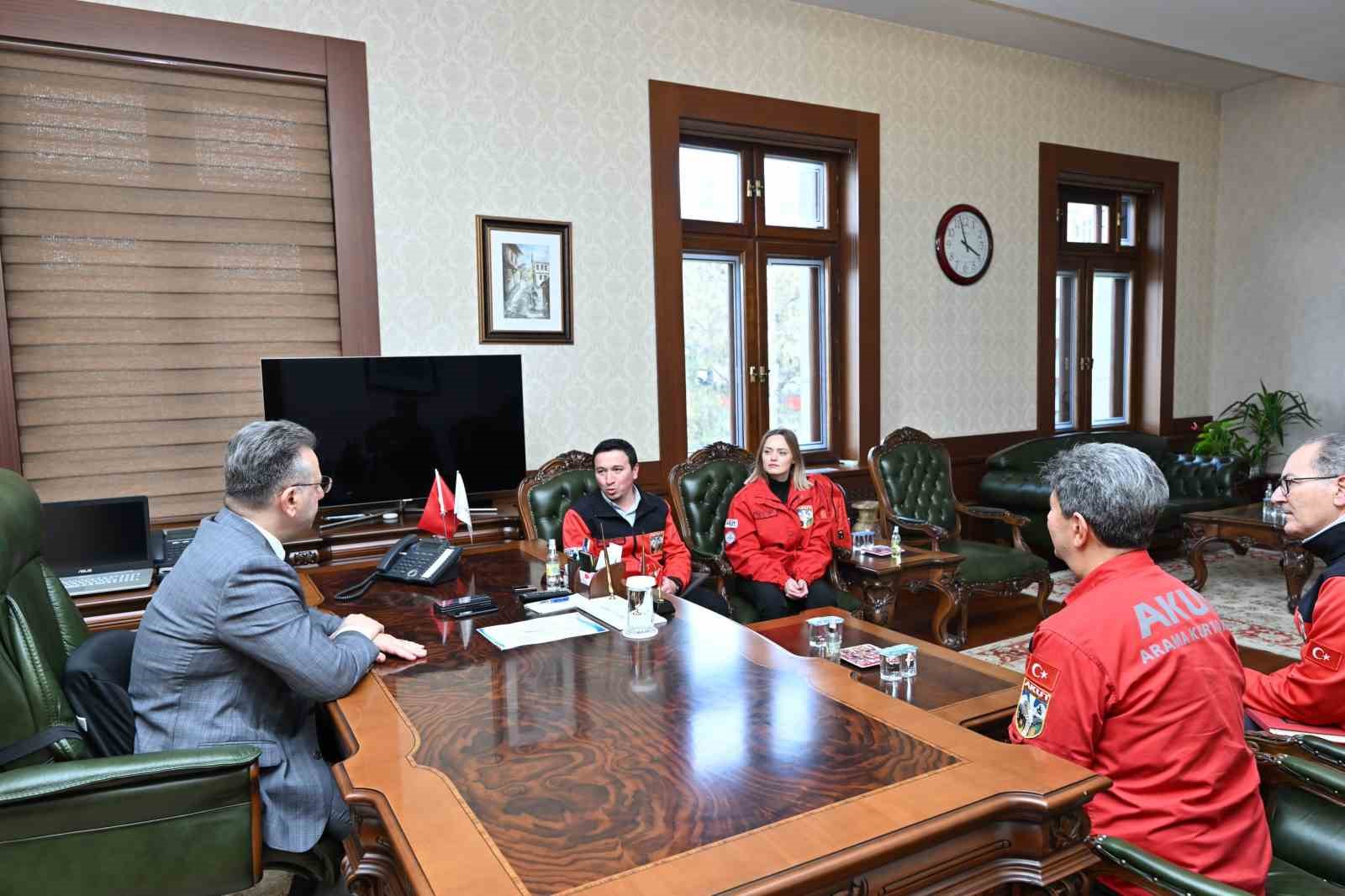 Eskişehir AKUT ekibi, toplum bilincinin arttırılması için yapılan çalışmaları Vali Aksoy’a anlattı