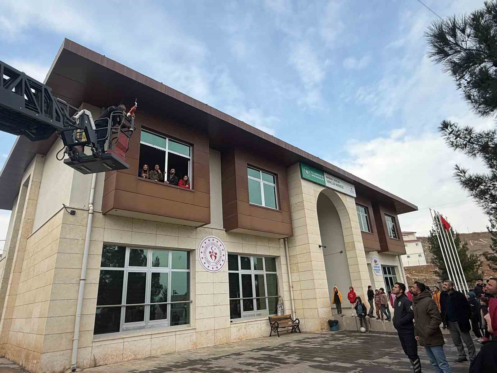 Kozluk Gençlik Merkezinde gerçeğini aratmayan yangın tatbikatı