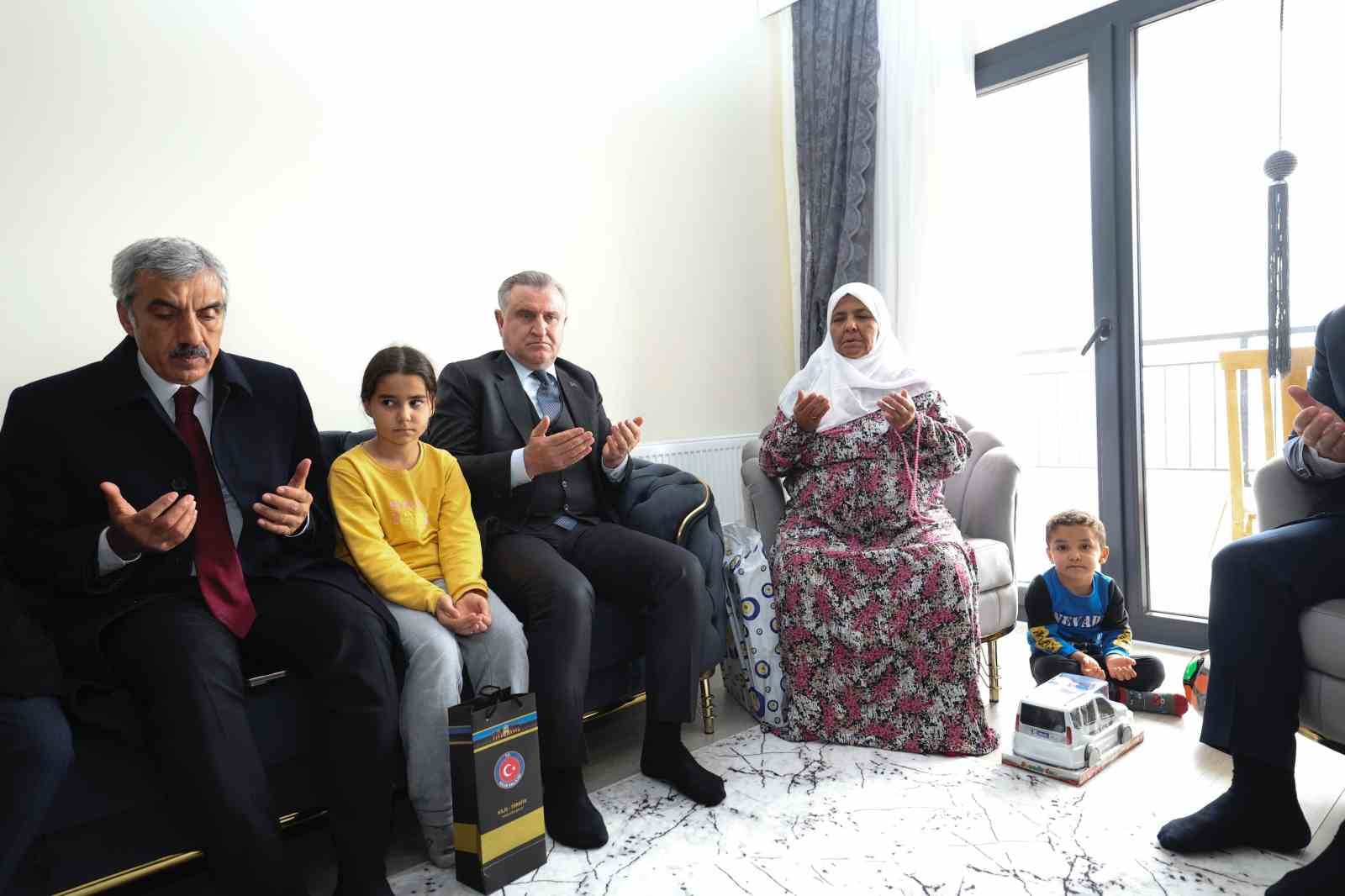 Depremzede Hüsne Beşenk: "Evlat atıyor ama devlet atmıyor"
