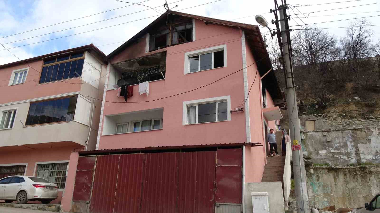 Yangında bütün eşyaları yanan aile yardım bekliyor