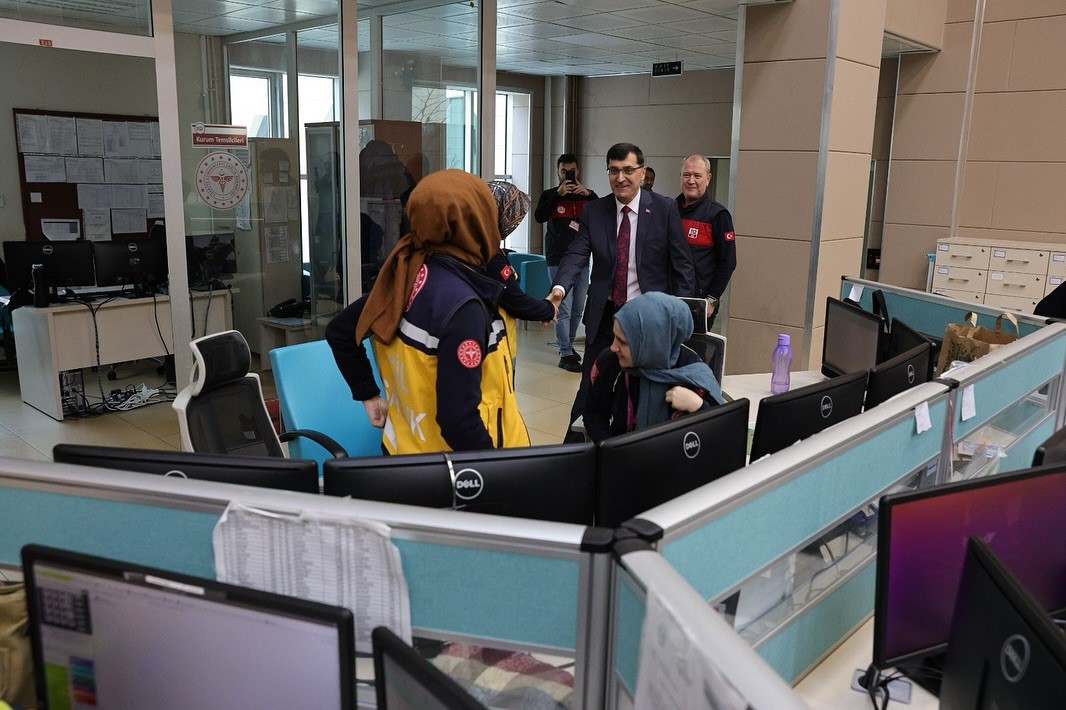 Başkan Kahveci’den 112 Acil Çağrı Merkezi’ne ziyaret