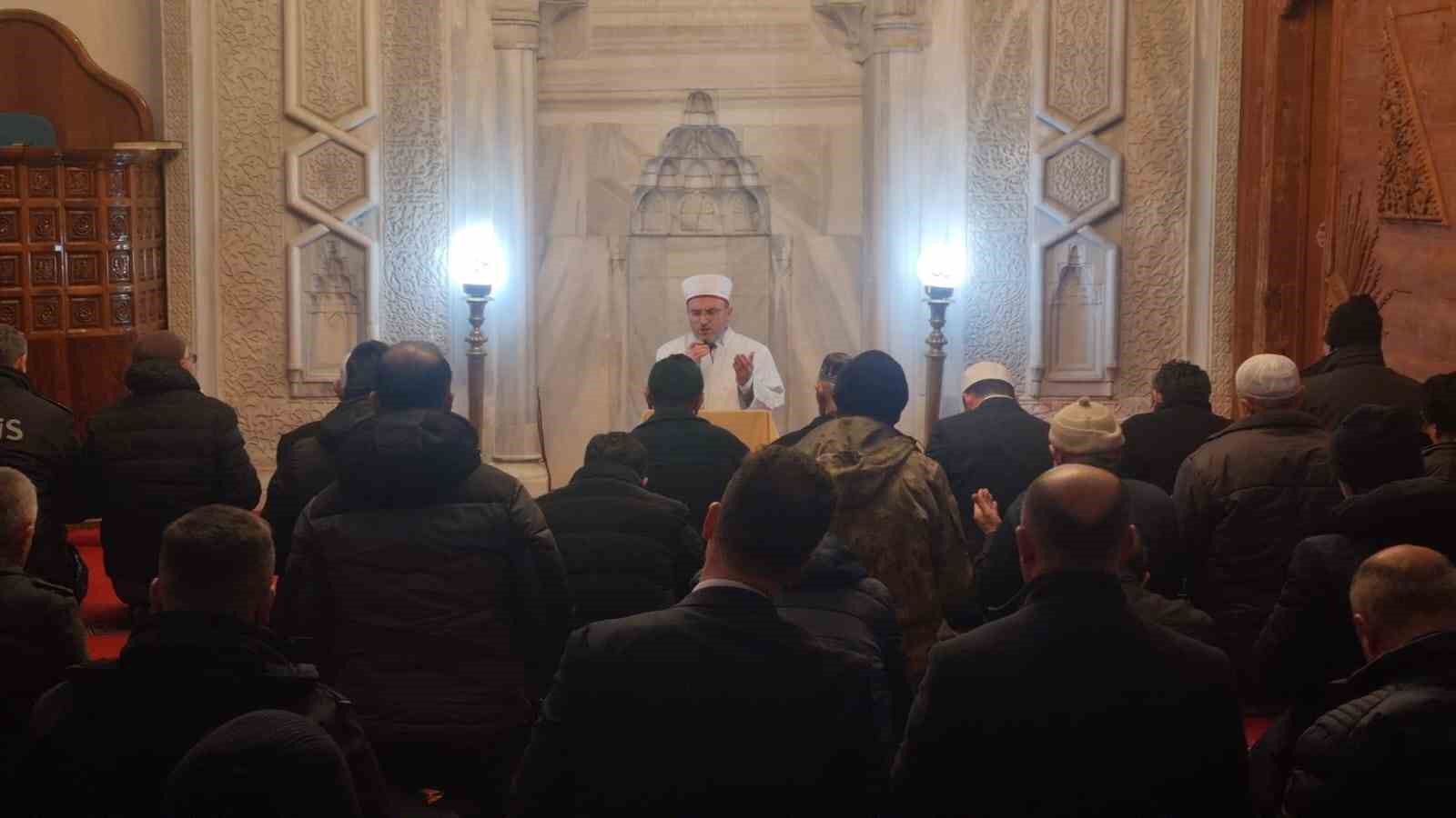 Depremde hayatını kaybedenler dualarla anıldı
